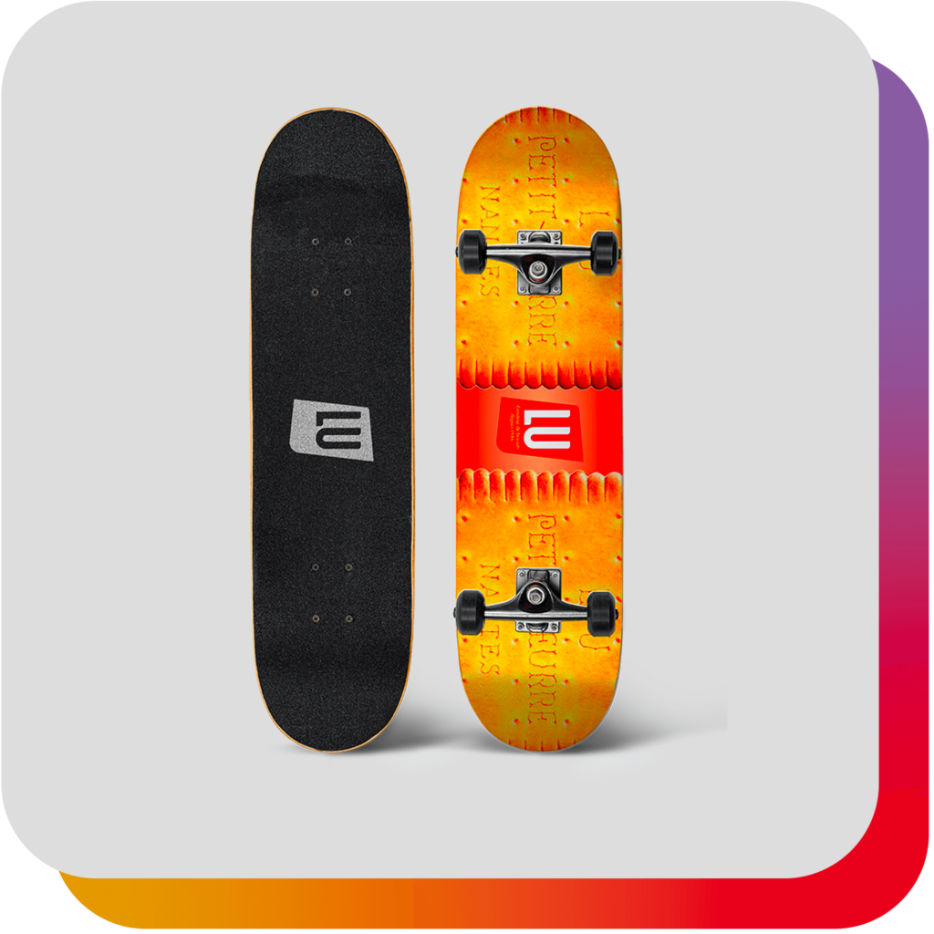 Fiche produit : Finger skate Petit Lu aux couleurs rouges, avec deux biscuits Petit Lu aux extrémités, sur fond gris clair, avec signature arc-en-ciel en arrière-plan.