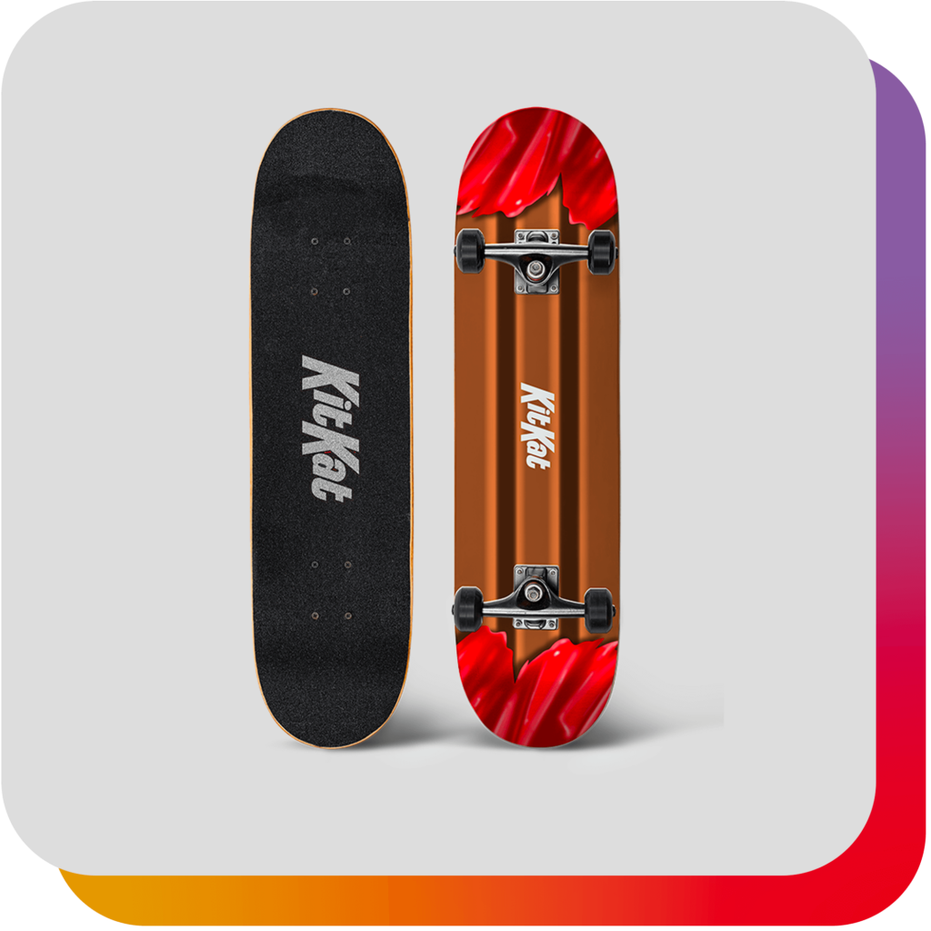 Fiche produit : Finger skate Kit Kat représentant une barre de chocolat dans son emballage déchiré rouge, sur fond gris clair avec signature arc-en-ciel en arrière-plan.