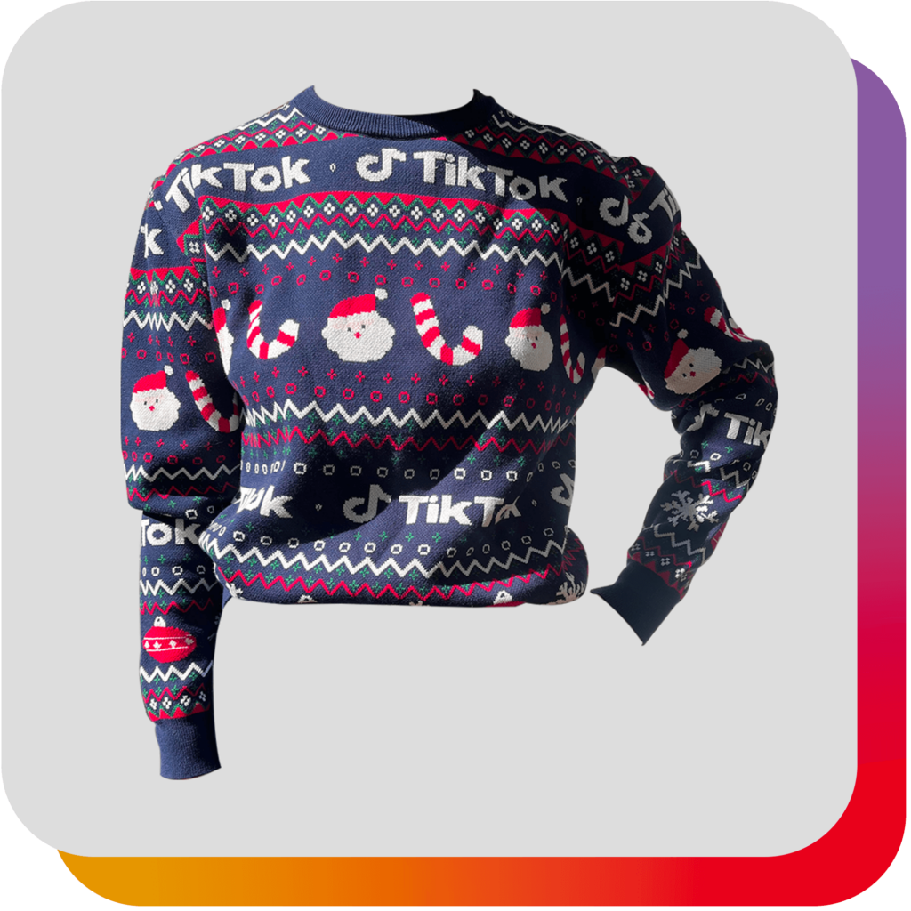 Fiche produit : Pull de Noël Tiktok bleu marine avec motifs festifs sur fond gris clair, avec signature arc-en-ciel en arrière-plan.