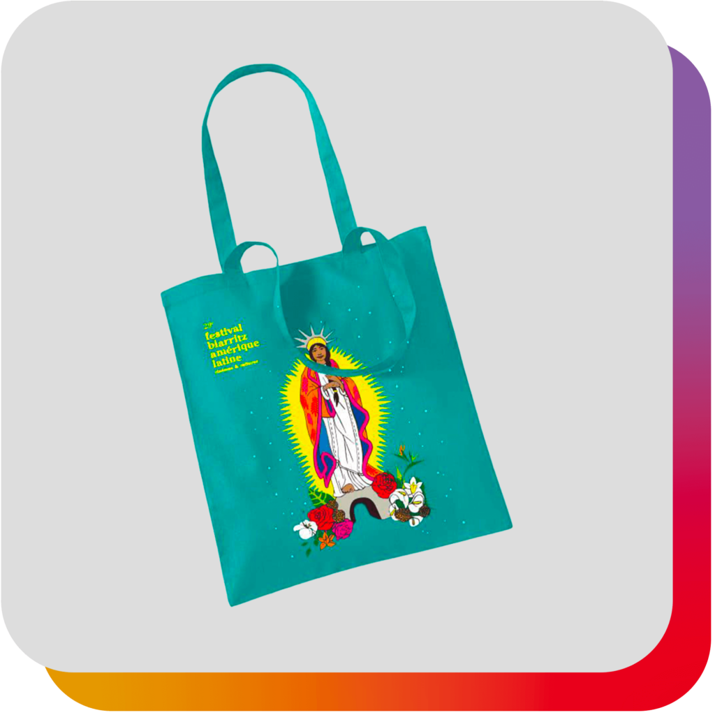 Fiche produit : Tote bag Festival Biarritz Amérique Latine avec illustration de la Vierge ornementée de fleurs sur fond gris clair, avec signature arc-en-ciel en arrière-plan.